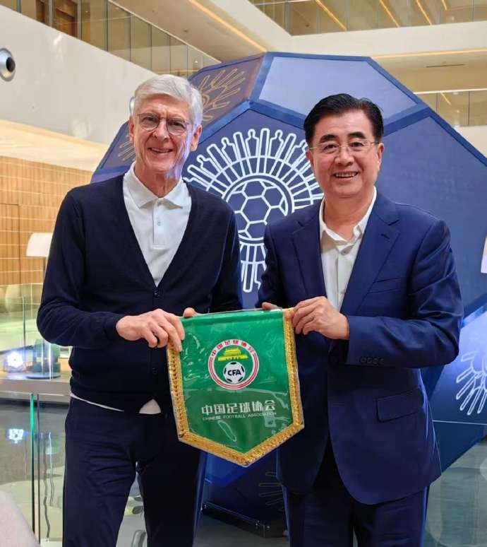 北青：宋凯在巴拉圭向温格取经，温格表态愿意帮助中国足球