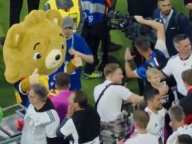 德国视频博主穿假吉祥物服饰混入欧洲杯开幕式 遭欧足联工作人员带走