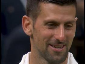 德约科维奇在温网赛场上祝贺英格兰晋级欧洲杯半决赛