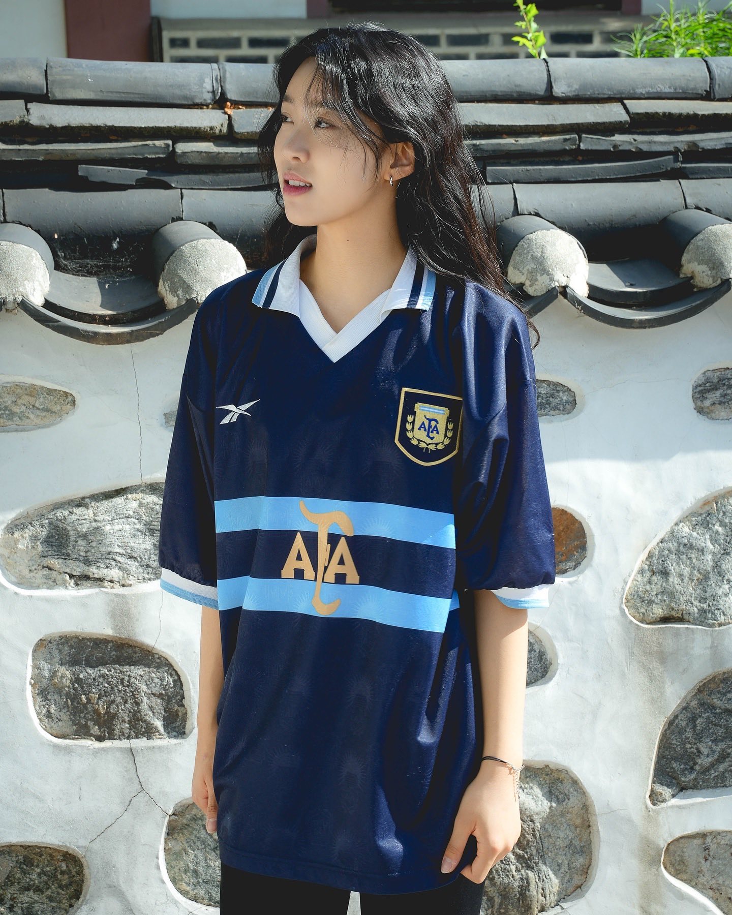 小姐姐演示阿根廷球衣穿搭!就问问你,看了这么多,.