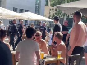 英格兰球迷因荷兰流氓袭击酒吧受伤警方介入