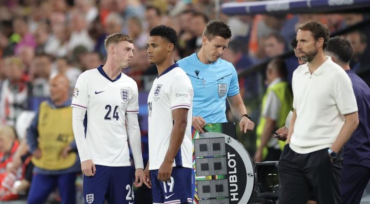 帕尔默助攻沃特金斯,英格兰大赛淘汰赛首次有替补连线破门