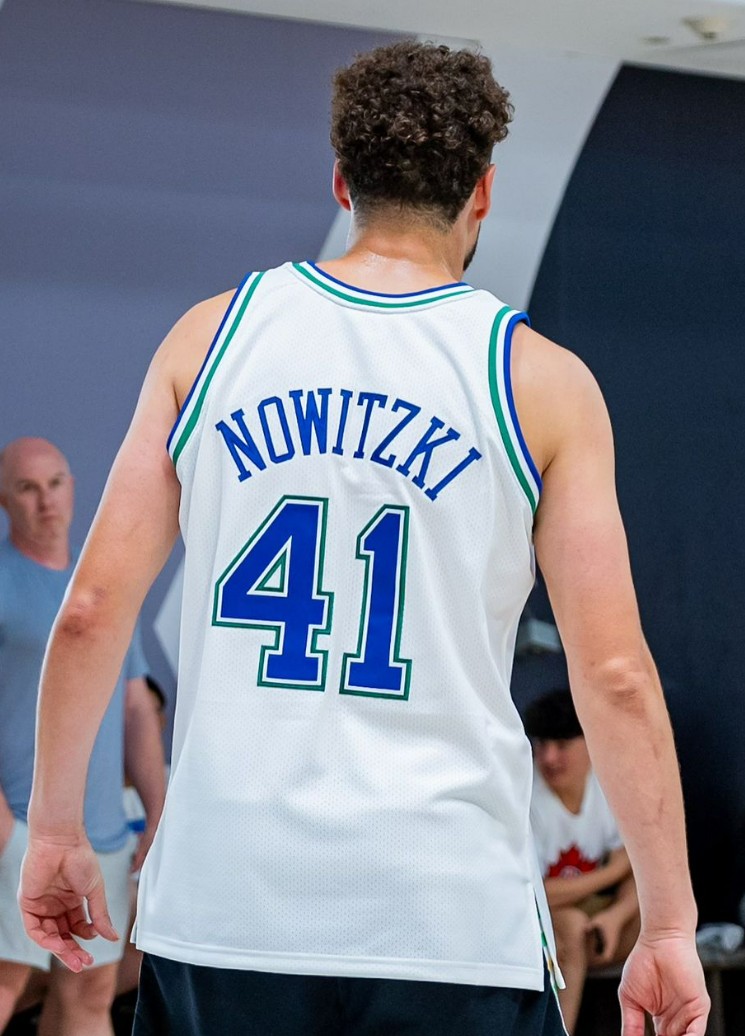 致敬独行侠传奇,克莱-汤普森训练时上身诺维茨基复古球衣