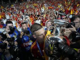 西班牙队史第四座欧洲杯冠军赛后球员采访