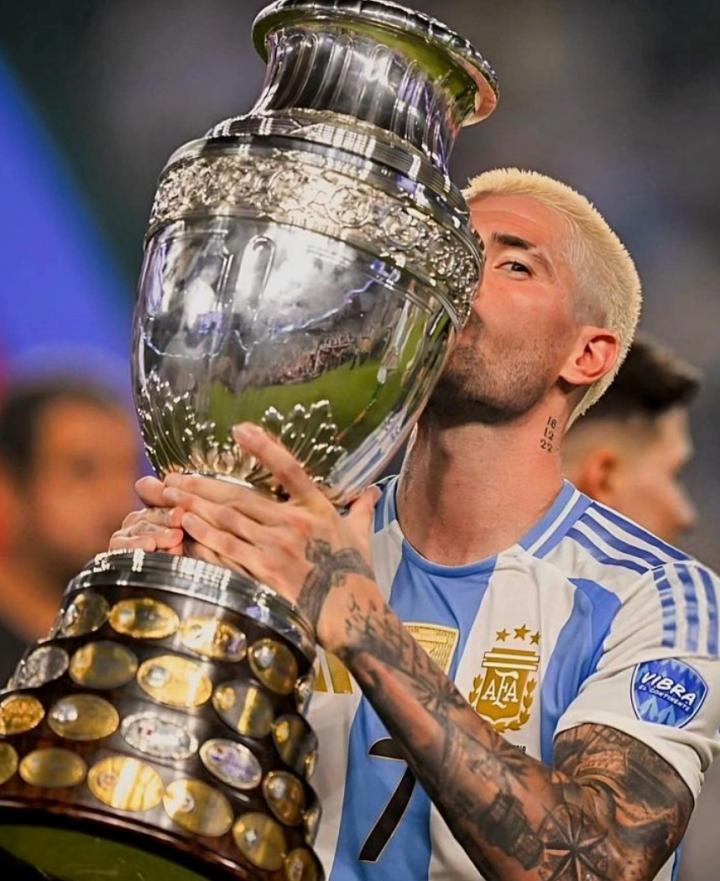 亲吻美洲杯冠军奖杯,德保罗发文:身为阿根廷人,这太美妙了