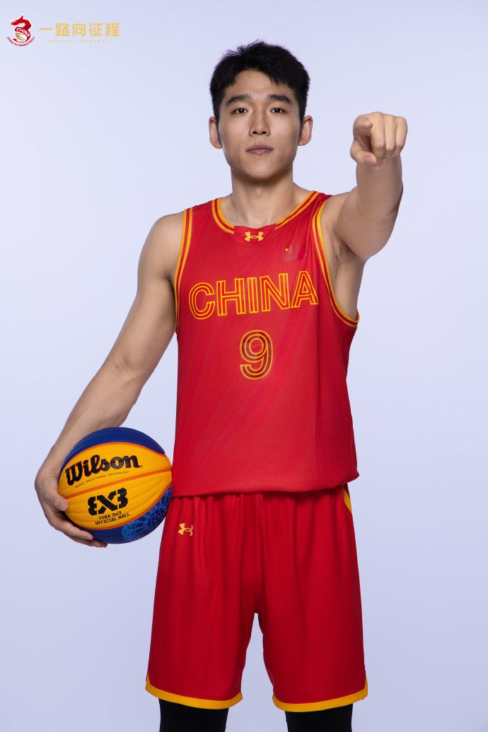 据官方消息,在经过了近10个半小时的长途飞行后,中国三人篮球国家队于