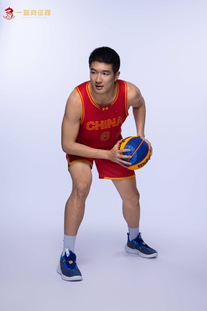 据官方消息,在经过了近10个半小时的长途飞行后,中国三人篮球国家队于