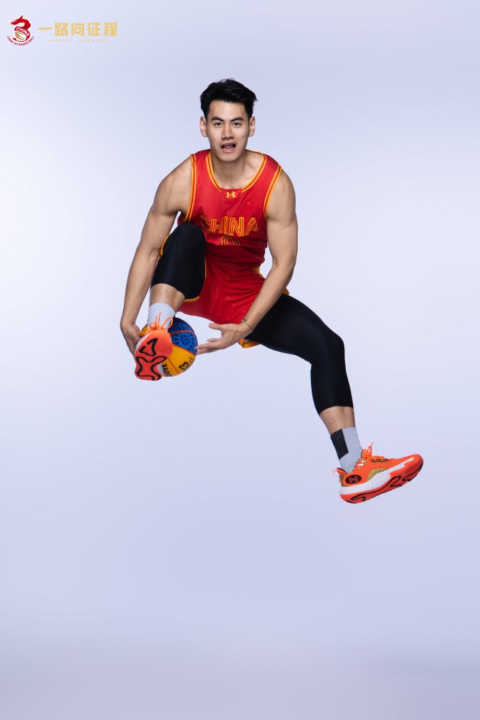 据官方消息,在经过了近10个半小时的长途飞行后,中国三人篮球国家队于