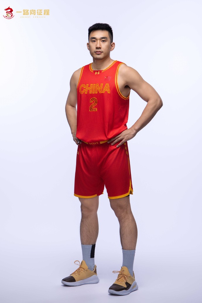 据官方消息,在经过了近10个半小时的长途飞行后,中国三人篮球国家队于