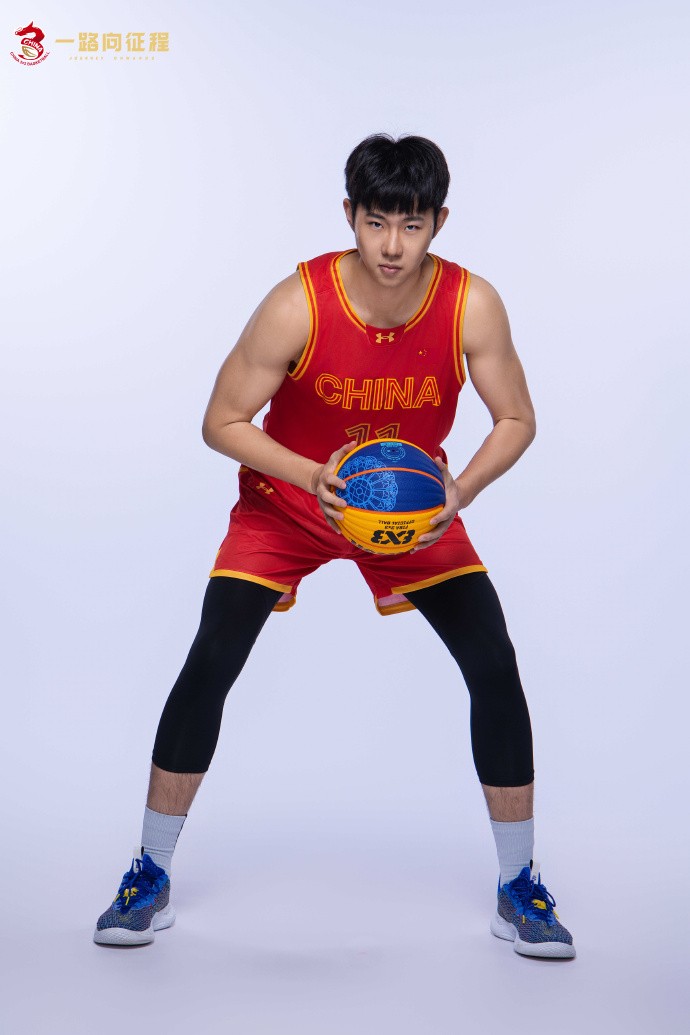 据官方消息,在经过了近10个半小时的长途飞行后,中国三人篮球国家队于