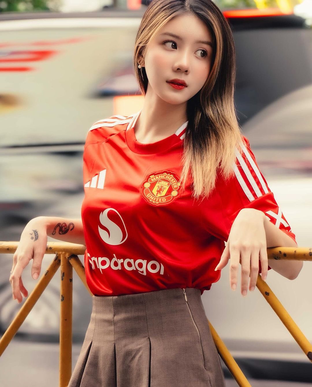 曼联小姐姐示范新球衣的穿搭,你学废了吗?