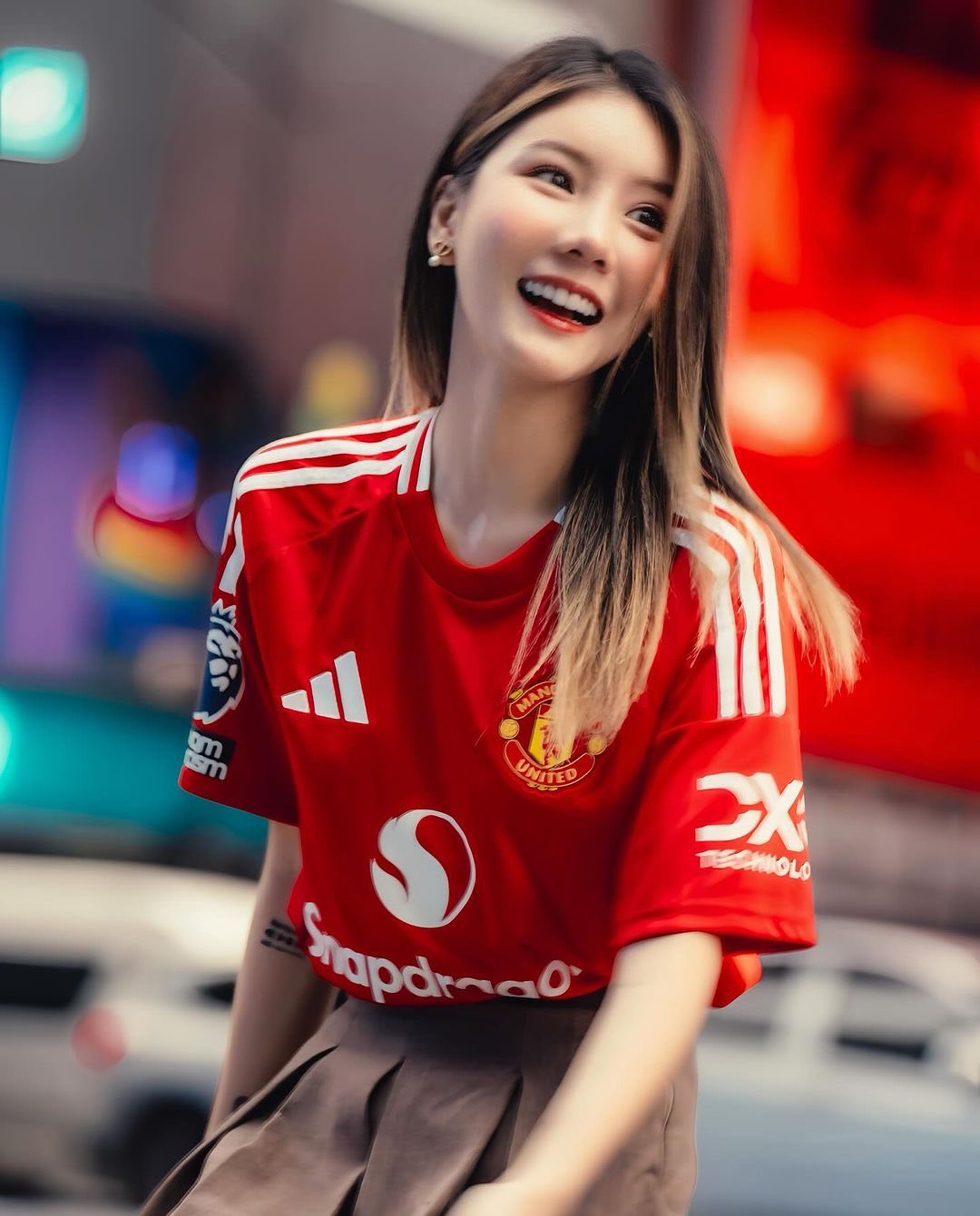 曼联小姐姐示范新球衣的穿搭,你学废了吗?