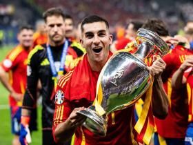 费兰-托雷斯庆祝西班牙队夺得2024年欧洲杯冠军