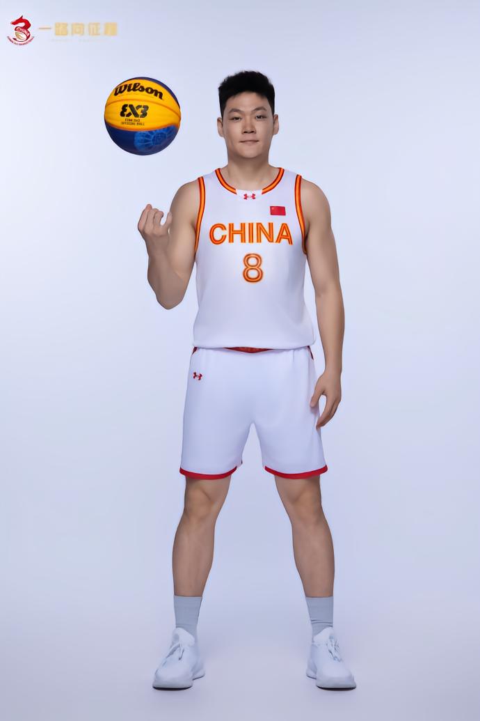 据官方消息,在经过了近10个半小时的长途飞行后,中国三人篮球国家队于