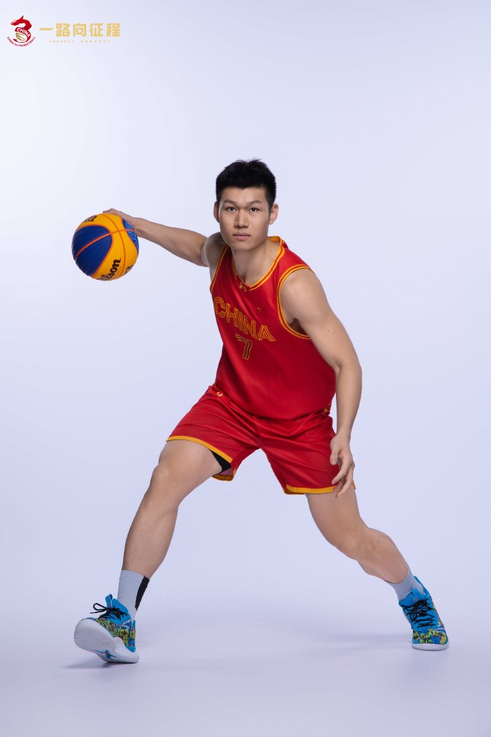 据官方消息,在经过了近10个半小时的长途飞行后,中国三人篮球国家队于