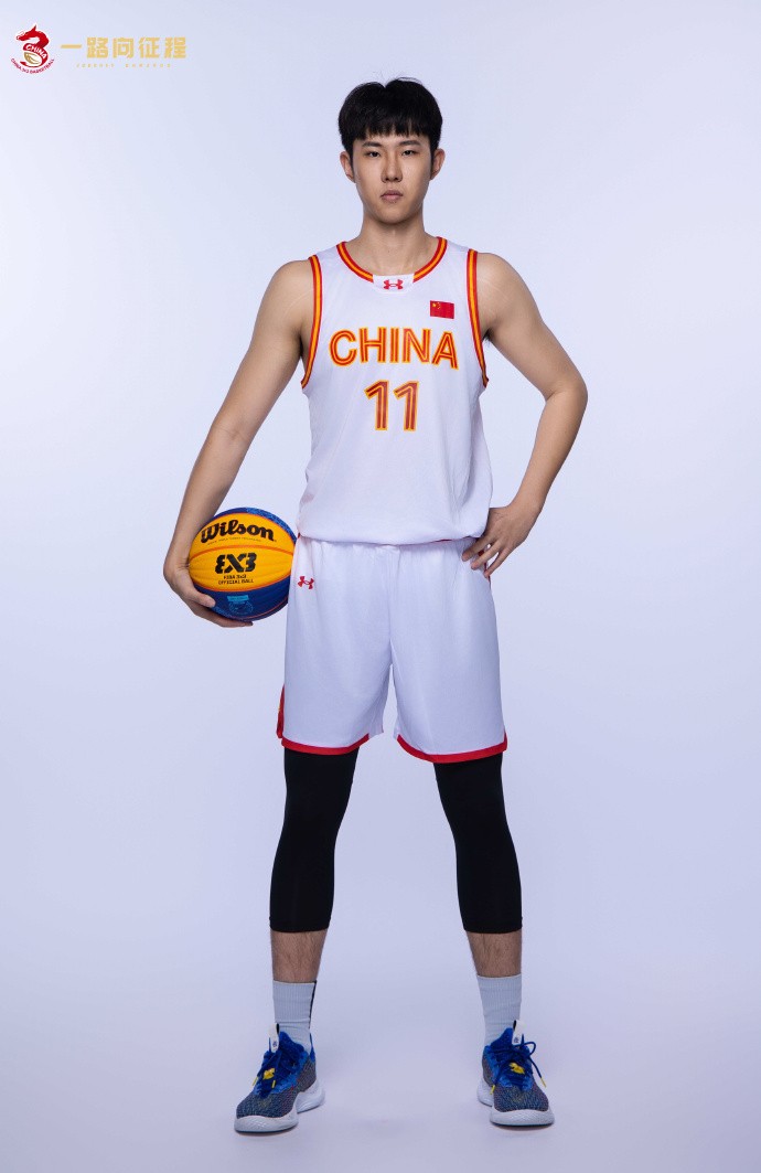 据官方消息,在经过了近10个半小时的长途飞行后,中国三人篮球国家队于