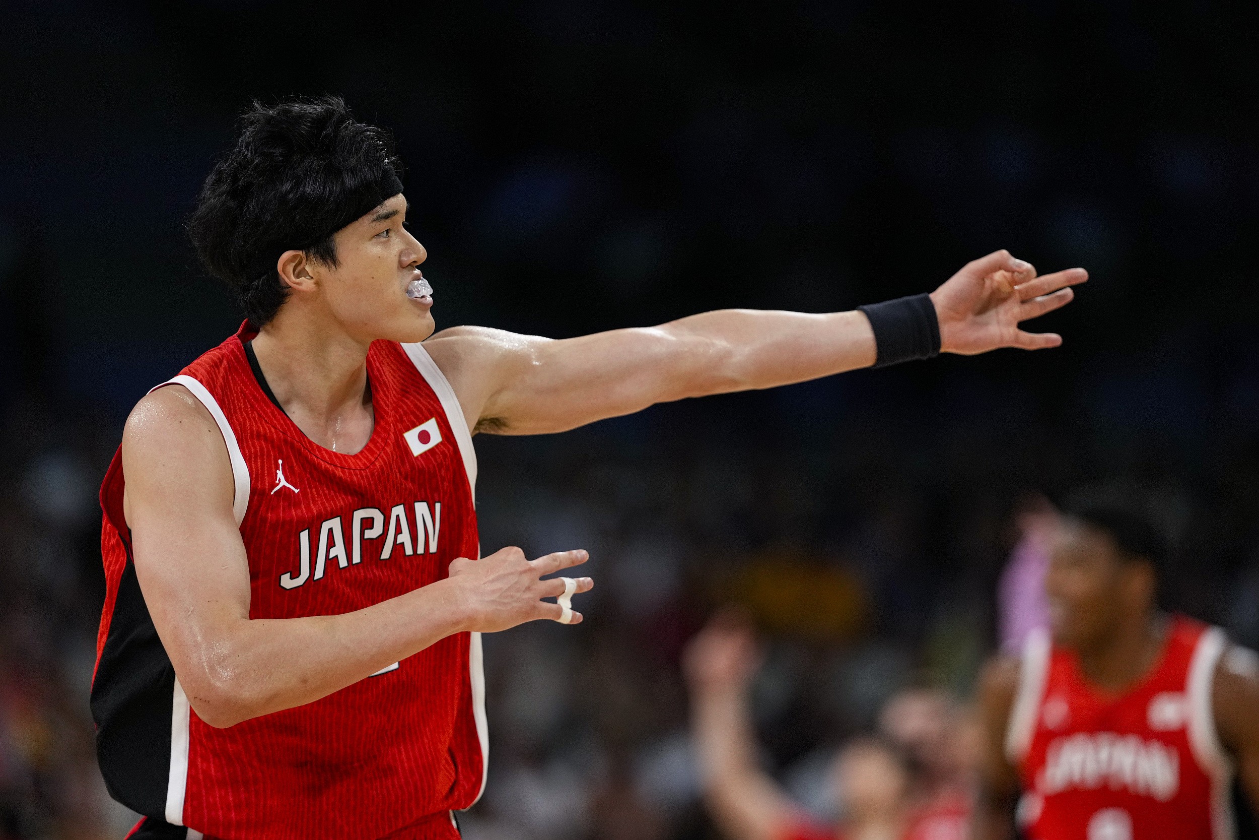 渡边雄太:我们开场强度不错,下场必须坚持40分钟