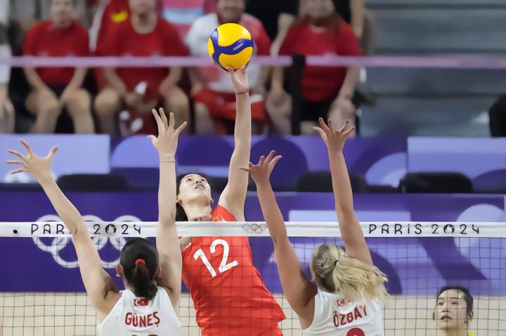 奥运女排1/4决赛:中国女排第二局21-25土耳其,大比分1比1