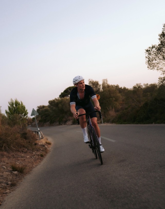 在西班牙骑行的照片,并配文道:"在马略卡岛骑自行车欣赏美丽的日落