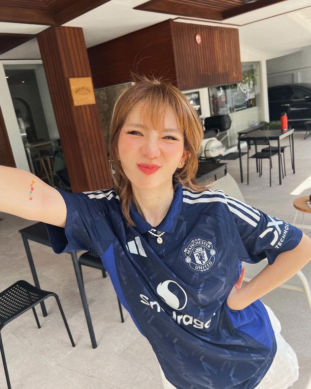 小姐姐教大家曼联蓝色球衣穿搭