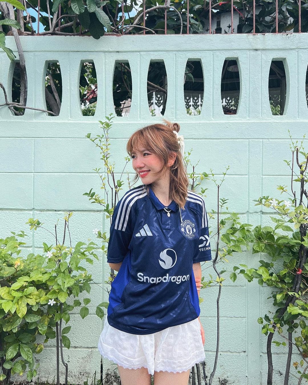 小姐姐教大家曼联蓝色球衣穿搭