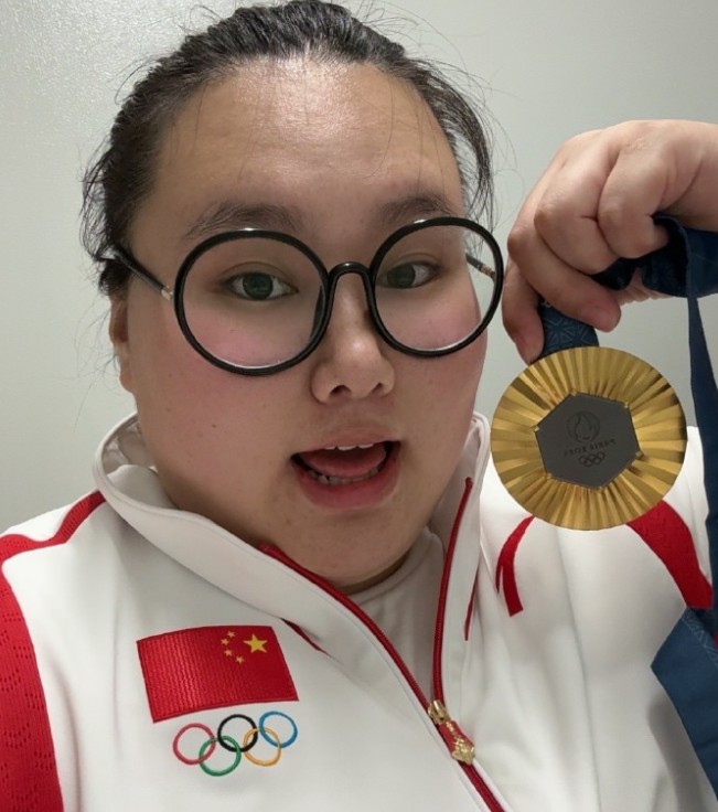 赛后,李雯雯更新了个人社媒,她写道:"中国奥运代表团的第40枚金牌,被