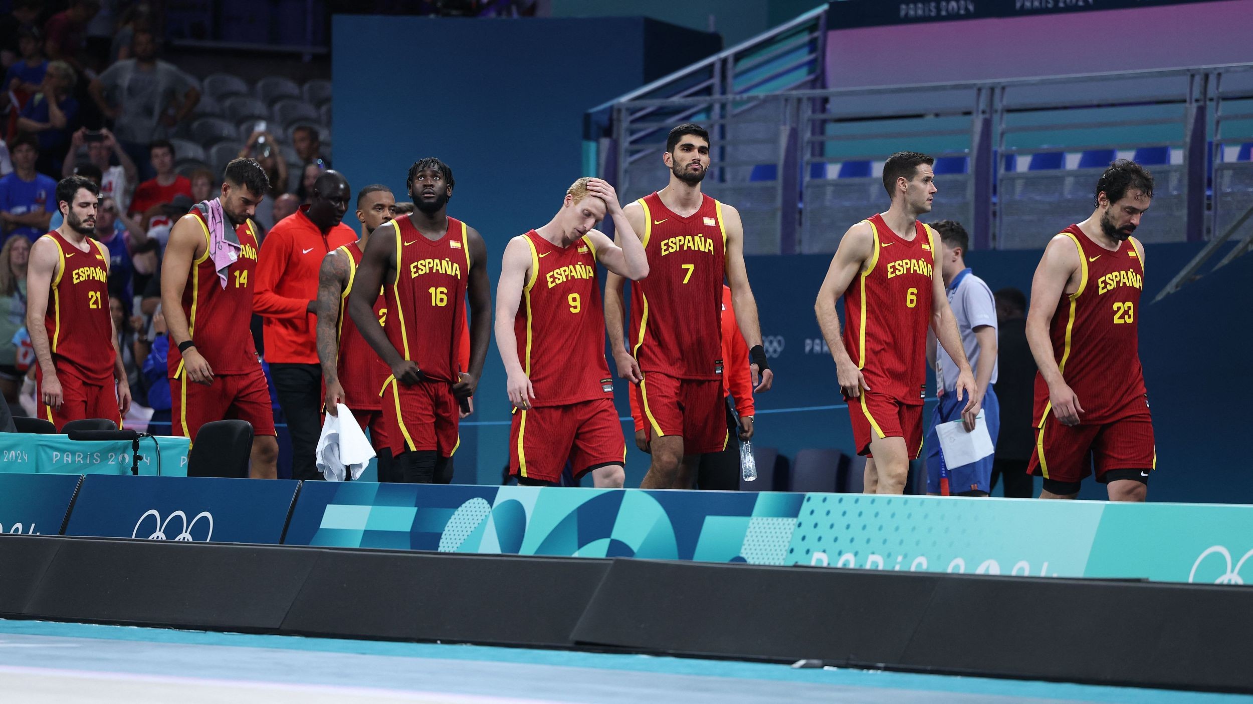 但随着加索尔兄弟退役,伊巴卡,卢比奥等球员淡出国家队,球队来到了