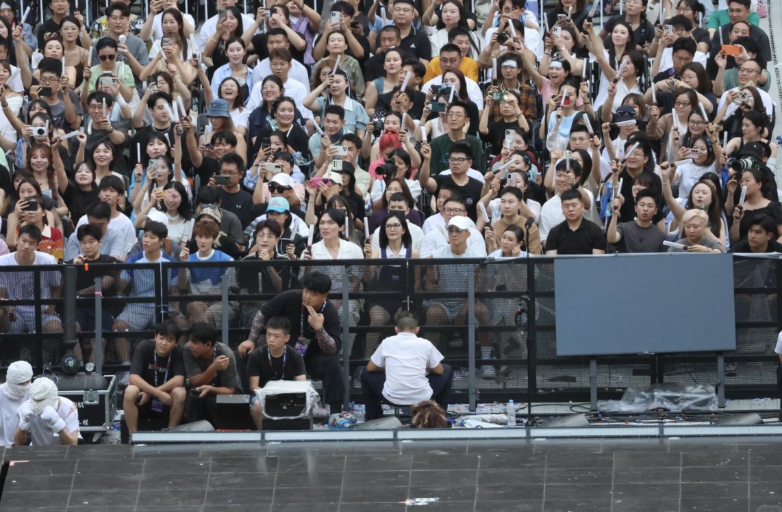 陈雨菲,黄东萍等人中午抵达北京,晚上去看张杰演唱会
