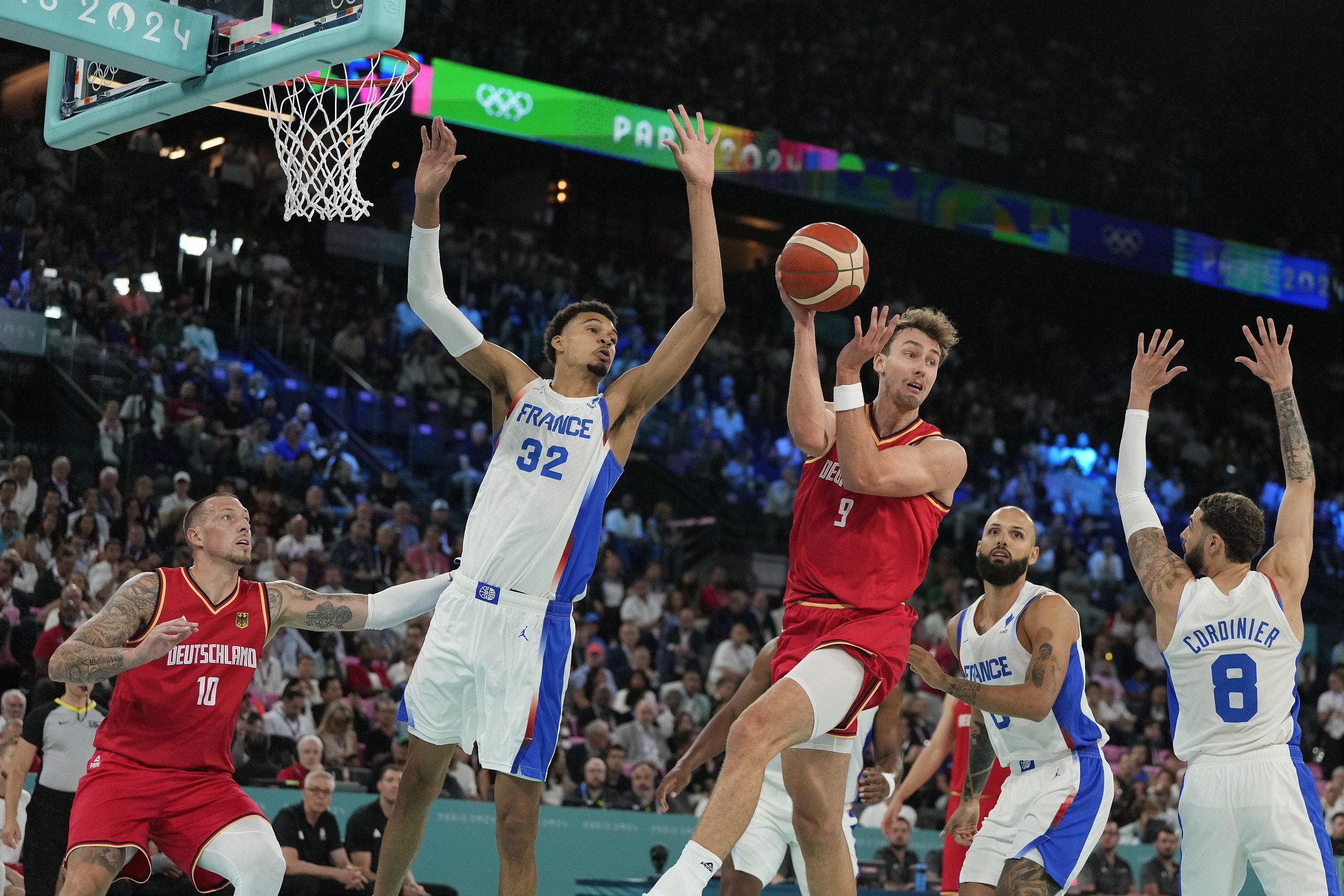 次节,法国队重新使用文班亚马和戈贝尔的双塔组合,在防守端有效限制住