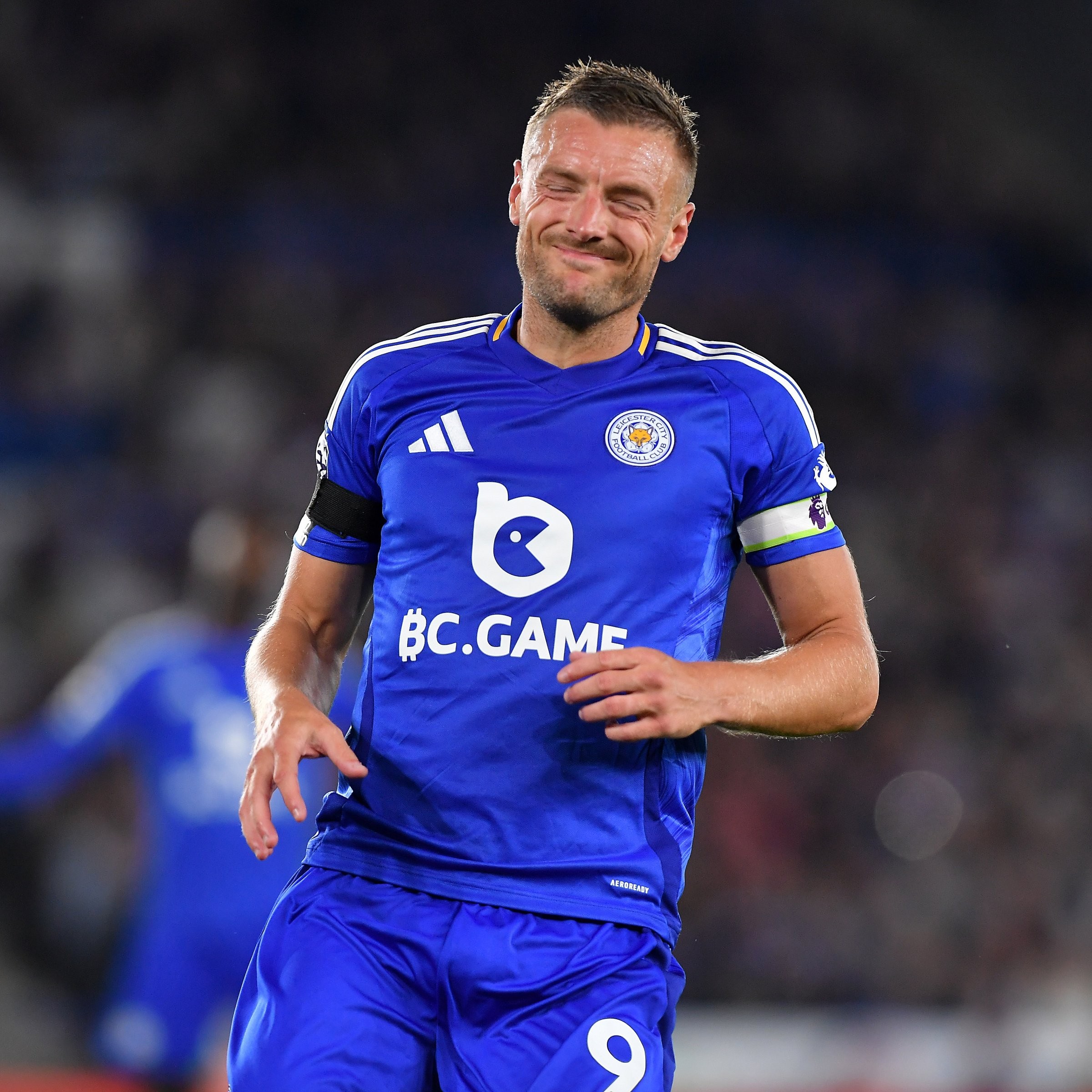 拿分功臣,莱斯特城官方晒瓦尔迪照片并配文:90 90 90