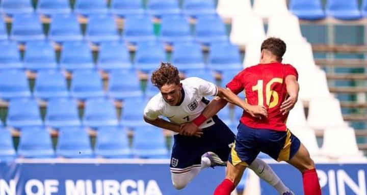 15岁道曼代表英格兰U19出战西班牙U19，半场遭10次犯规