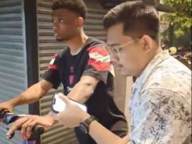 曼联球员在马来西亚街头骑共享踏板车无法支付费用