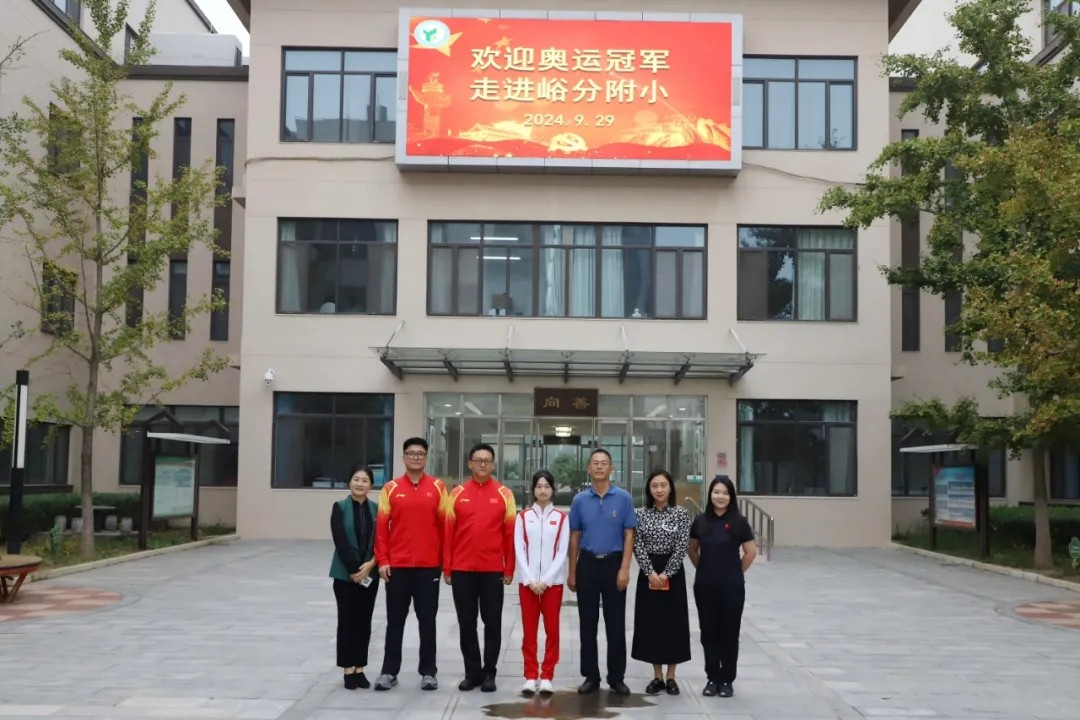 巴黎奥运首金得主黄雨婷走进北京大峪中学分校,并进行气步枪指导