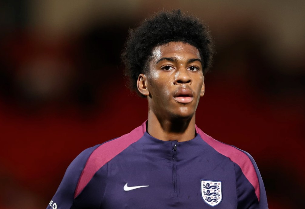 记者:皇马考虑冬窗引进切尔西18岁右后卫阿昌庞