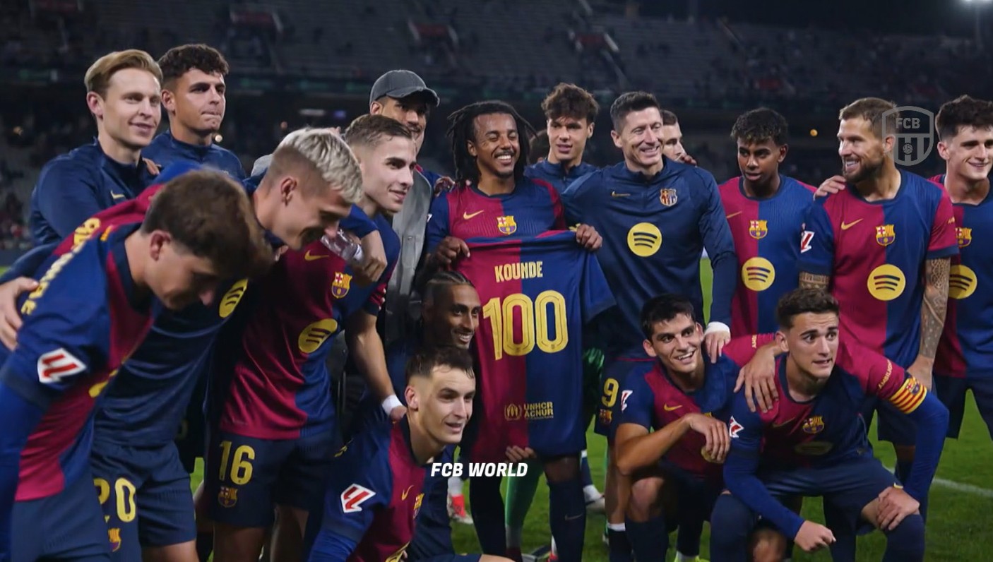 孔德完成巴萨百场里程碑,赛后获赠纪念球衣与全队合影