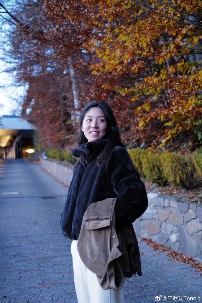 王欣瑜晒休假旅游照:喜欢大自然,喜欢枫叶落下的那一瞬间