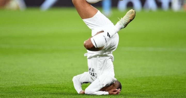 世體：姆巴佩整張臉落在地上，仿佛草坪對他說“這一夜不屬於他 ...