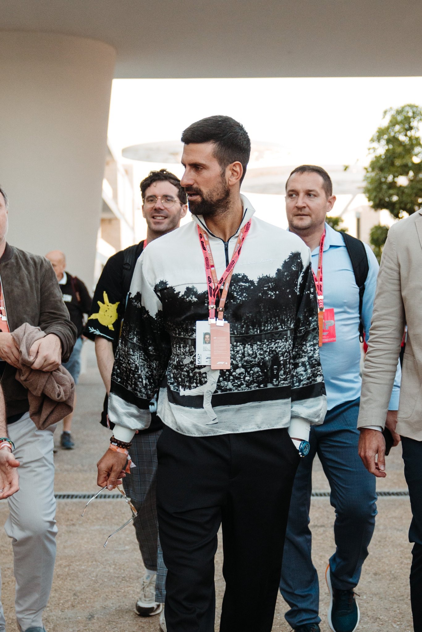 心情不错!德约科维奇现身f1现场,观战本周卡塔尔大奖赛