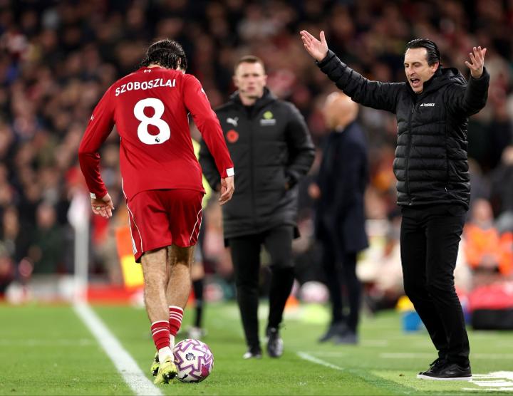 索博斯洛伊在比賽里帶球“過”埃梅里來拖延時間，吃到黃牌