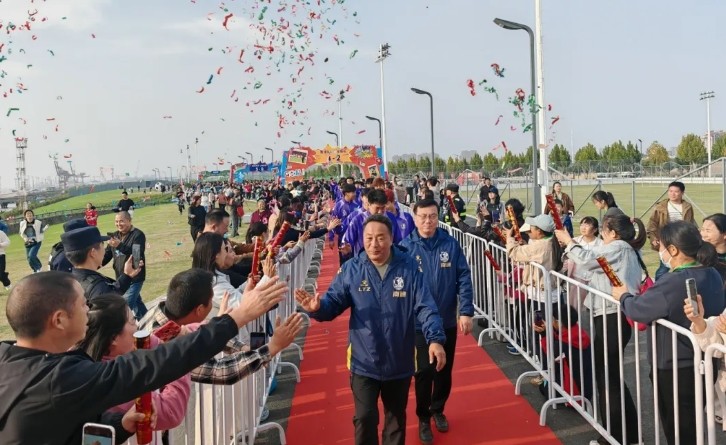 南通发布：苏超南通队载誉而归，3000多名球迷迎接城市英雄