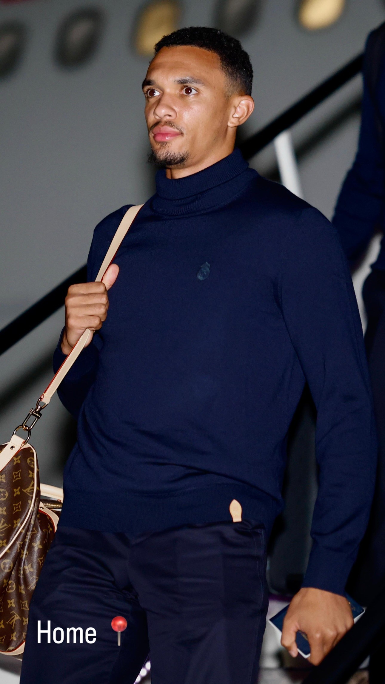 即将面对旧主，阿诺德晒抵达利物浦照片：回家了