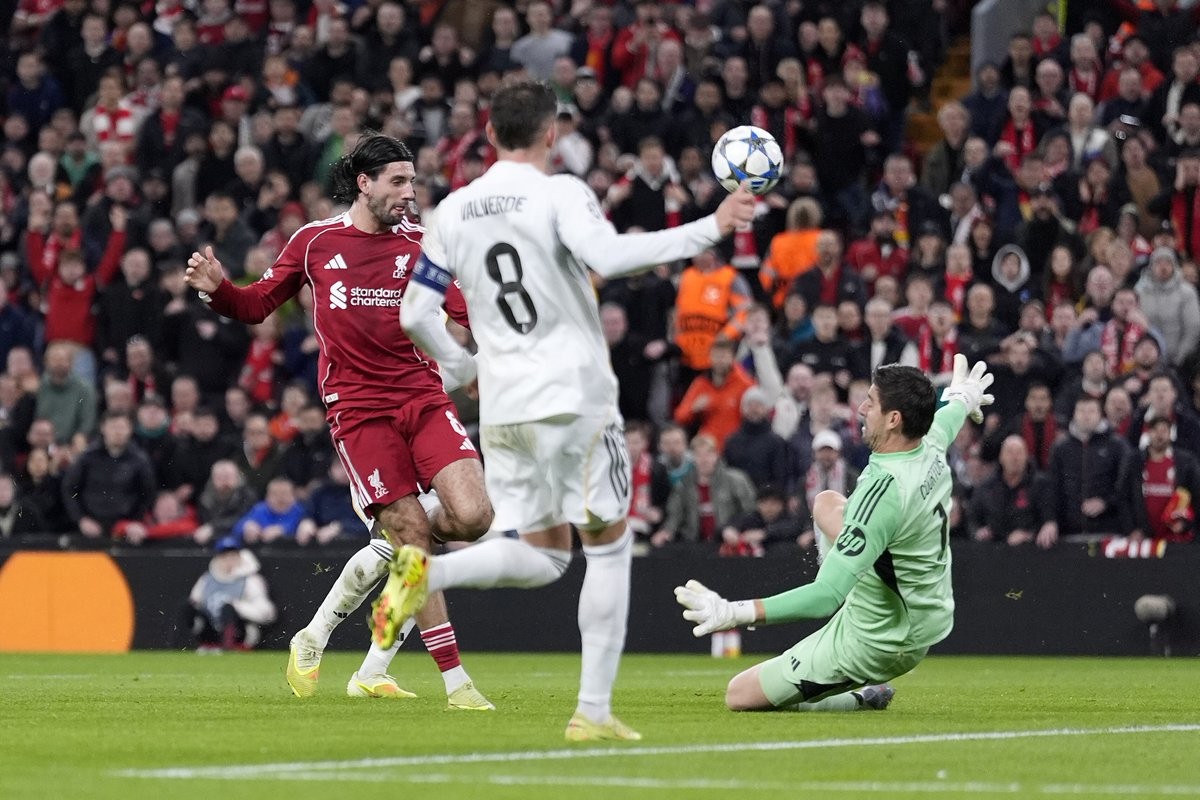 开挂，库尔图瓦近5次对阵利物浦完成了29次扑救