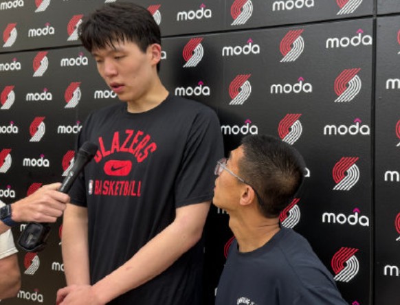 青岛队记：杨瀚森翻译进开拓者教练组系误传，只因杨瀚森英语进步太快