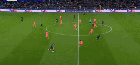 半场：巴萨1-2布鲁日，费兰破门，福布斯传射，巴萨两度中框