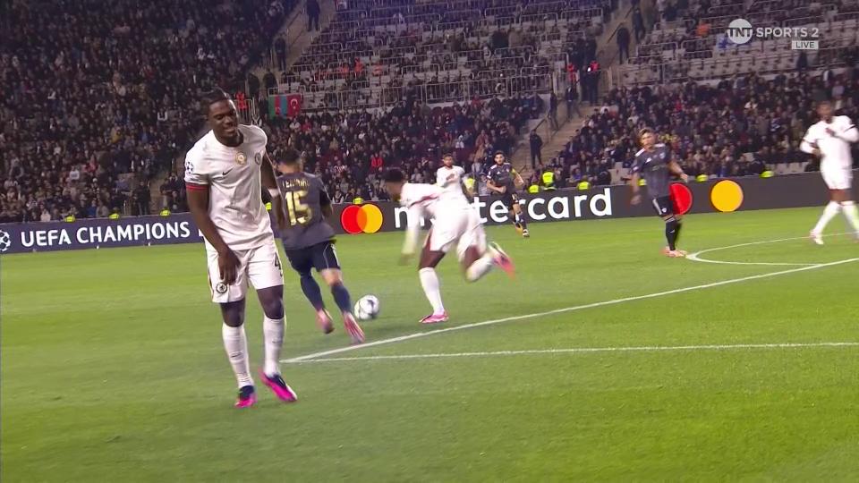 拉维亚开赛8分钟离场，球迷：他是我见过最易受伤的球员之一