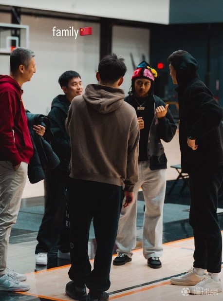 华裔篮球小将朱正晒与郭士强、赵维伦合照：Family 🇨🇳