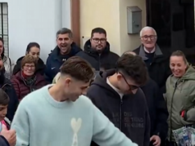 费尔明出席家乡的球迷俱乐部成立仪式，受到热烈欢迎。