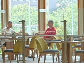 国安外援斯帕伊奇与长春亚泰外援贝里奇在赛前相聚