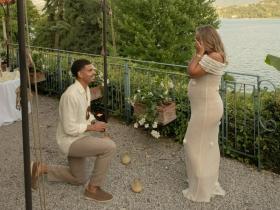 诺丁汉森林球星怀特向女友浪漫求婚成功订婚