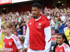 阿森纳中卫萨利巴的亲吻队徽引发轰动